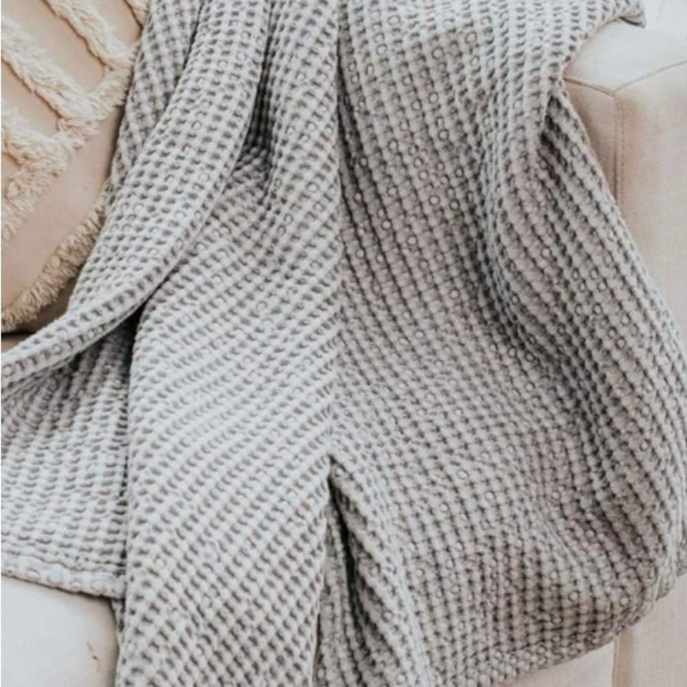 Elegant Waffle Knit Throw Blanket - Light Gray